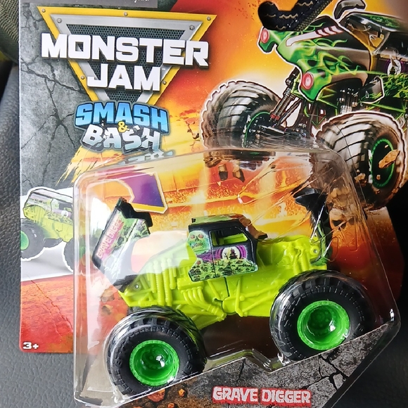 Smash & Bash Monster JAM Grave Digger Toy Truck - Green - Picture 1 of 4